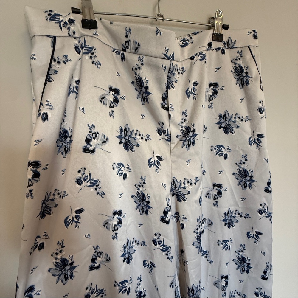 NWT Kaari Blue Floral White and Blue Women's Pants - Picture 3 of 8
